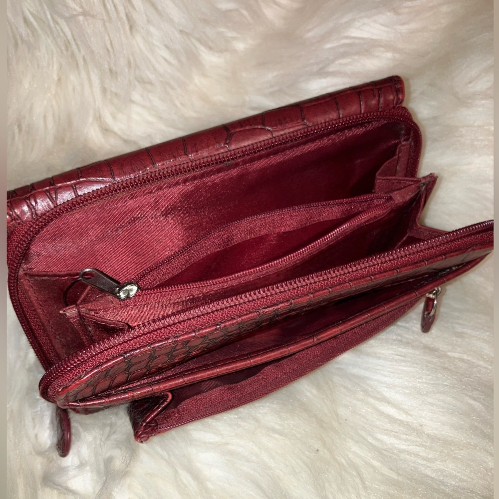 Crocodile-Embossed Red Women's Clutch - Picture 10 of 17